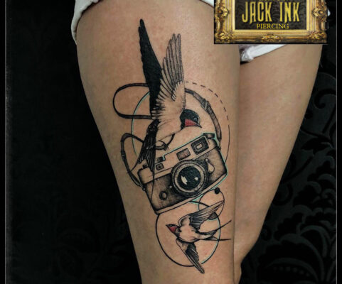 tatuaj aparat foto cu randunici