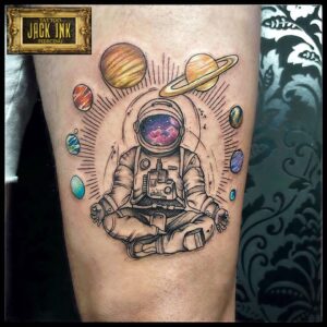 astronaut tattoo, tatuaj cu astronaut in pozitie de yoga cu planete, tatuaje sector 3, tatuaje bucuresti