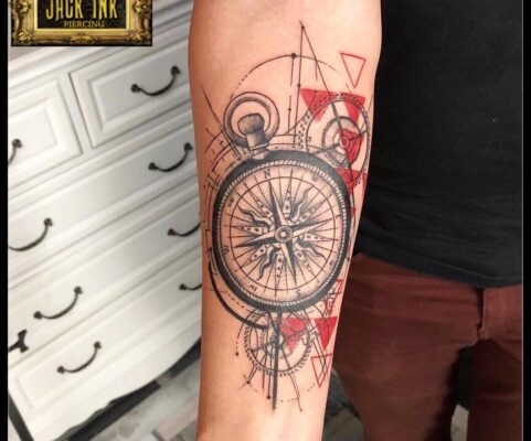 busola cu figuri geometrice, baba novac tattoo, tatuaje mall vitan, tatuaje salon, tatuaje park lake, salon tatuaje bucuresti, tatuaje titan, salon tatuaje