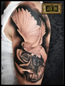 porumbelul pacii cu ceas si trandafir baba novac tattoo tatuaje mall vitan tatuaje salon tatuaje park lake salon tatuaje bucuresti tatuaje titan salon tatuaje