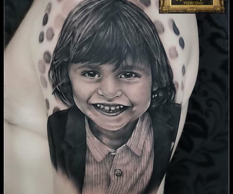 Portret copil tatuaje pe brat tattoo black and grey