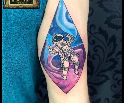 tatuaj astronaut color pe antebrat