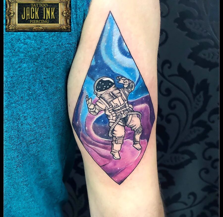tatuaj astronaut color pe antebrat