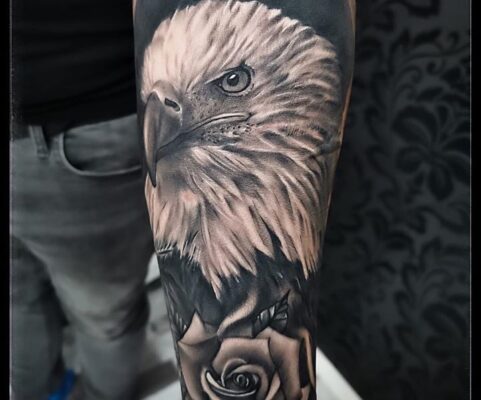 Tatuaj cap de vultur cu trandafir