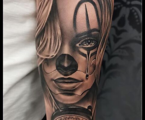 tatuaj chip de femeie cu busola pe antebrat