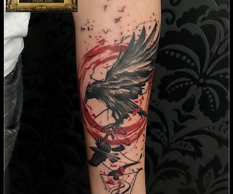 tatuaj corb pe antebrat