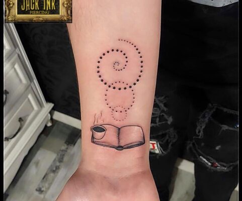 tatuaj fete cescuta de cafea pe inchietura mainii