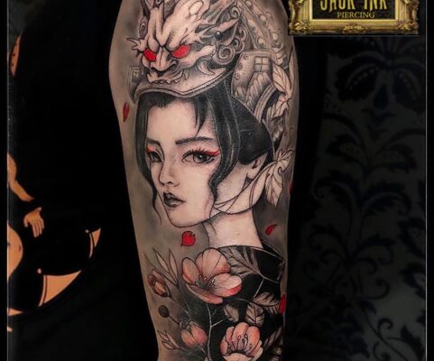 tatuaj geisha cu dragon si flori de cires pe brat
