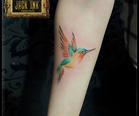 tatuaj color cu pasarea colibri pe antebrat